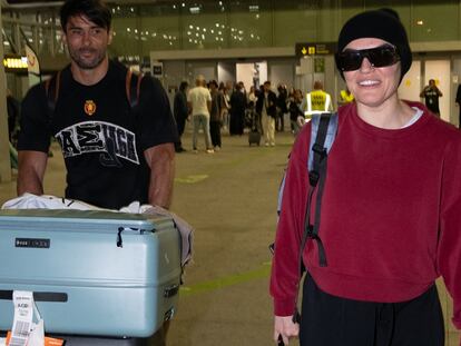 Melody, acompañada por su pareja, Ignacio Batallán, llega al aeropuerto de Málaga procedente de Basilea.