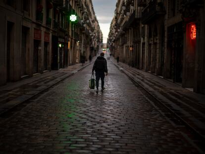 Un hombre camina por una calle del centro de Barcelona, ayer.