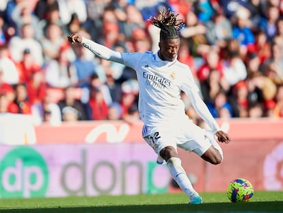 Eduardo Camavinga golpea el balón durante el Mallorca-Real Madrid del pasado domingo.