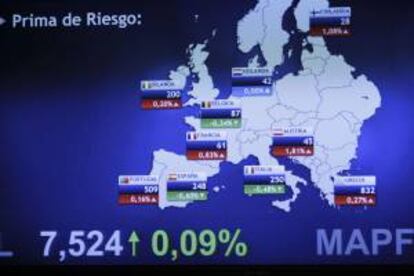 Un monitor de la Bolsa de Madrid muestra el valor de la prima de riesgo en los países de la zona euro. EFE/Archivo