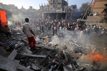 Personal de rescate busca supervivientes en un edificio destruido por bombardeos israelíes en Jan Yunis, en el sur de la Franja. 