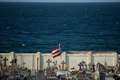 Un bandera de Puerto Rico hondea en el Cementerio Santa María Magdalena de Pazzi en el Viejo San Juan.