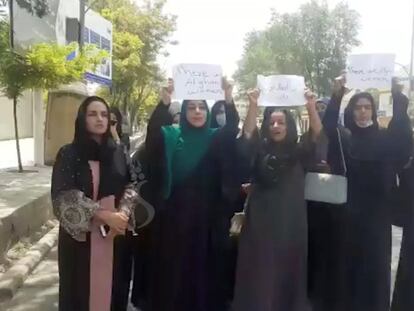 Un grupo de mujeres realiza una protesta callejera pidiendo a los talibanes que protejan sus derechos, en Kabul, Afganistán, el 17 de agosto.