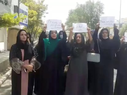 Un grupo de mujeres realiza una protesta callejera pidiendo a los talibanes que protejan sus derechos, en Kabul, Afganistán, el 17 de agosto.