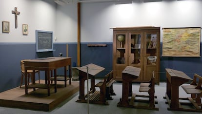 Recreación de una escuela en la exposición 'Cuarenta años con Franco', que se puede ver en el Palacio de Montemuzo, en Zaragoza.
