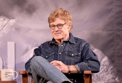 En esta imagen en Sundance, Redford tenía casi 80 años y seguía luciendo con naturalidad todas esas prendas y elecciones estéticas que alguien podría tildar de "juveniles": pantalones y camisa vaqueras, cabello revuelto y pulserita.