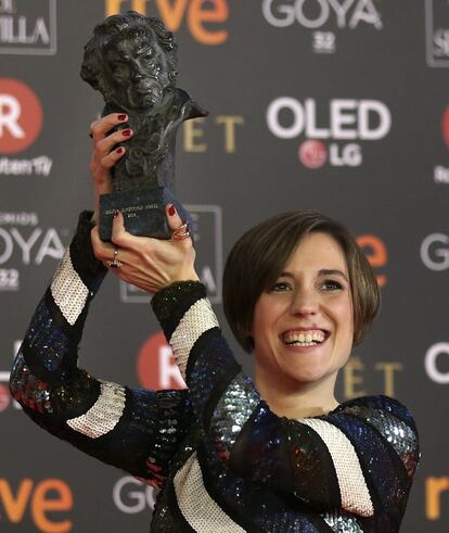 La directora Carla Simón alza el Goya a Mejor Dirección Novel por 'Verano 1993'. 