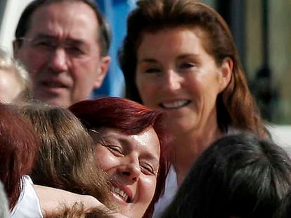 Cécilia Sarkozy sonríe mientras dos enfermeras excarceladas abrazan en Sofía a sus familiares.