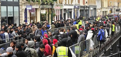 Los clientes esperan para comprar ordenadores Apple iPad en Covent Garden en el centro de Londres 16 de marzo 2012.