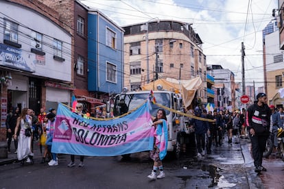 Asistentes a la marcha 'Yo Marcho Trans', en Bogotá, el 7 de julio de 2023.