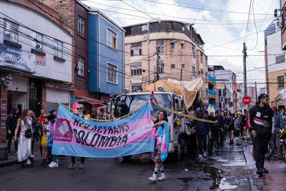 Asistentes a la marcha 'Yo Marcho Trans', en Bogotá, el 7 de julio de 2023.