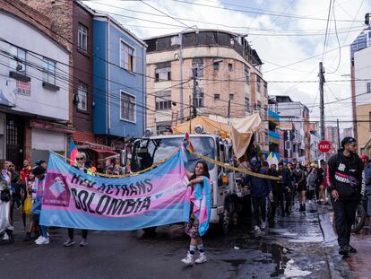 Asistentes a la marcha 'Yo Marcho Trans', en Bogotá, el 7 de julio de 2023.
