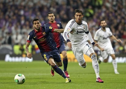 Alves intenta frenar a Cristiano Ronaldo.