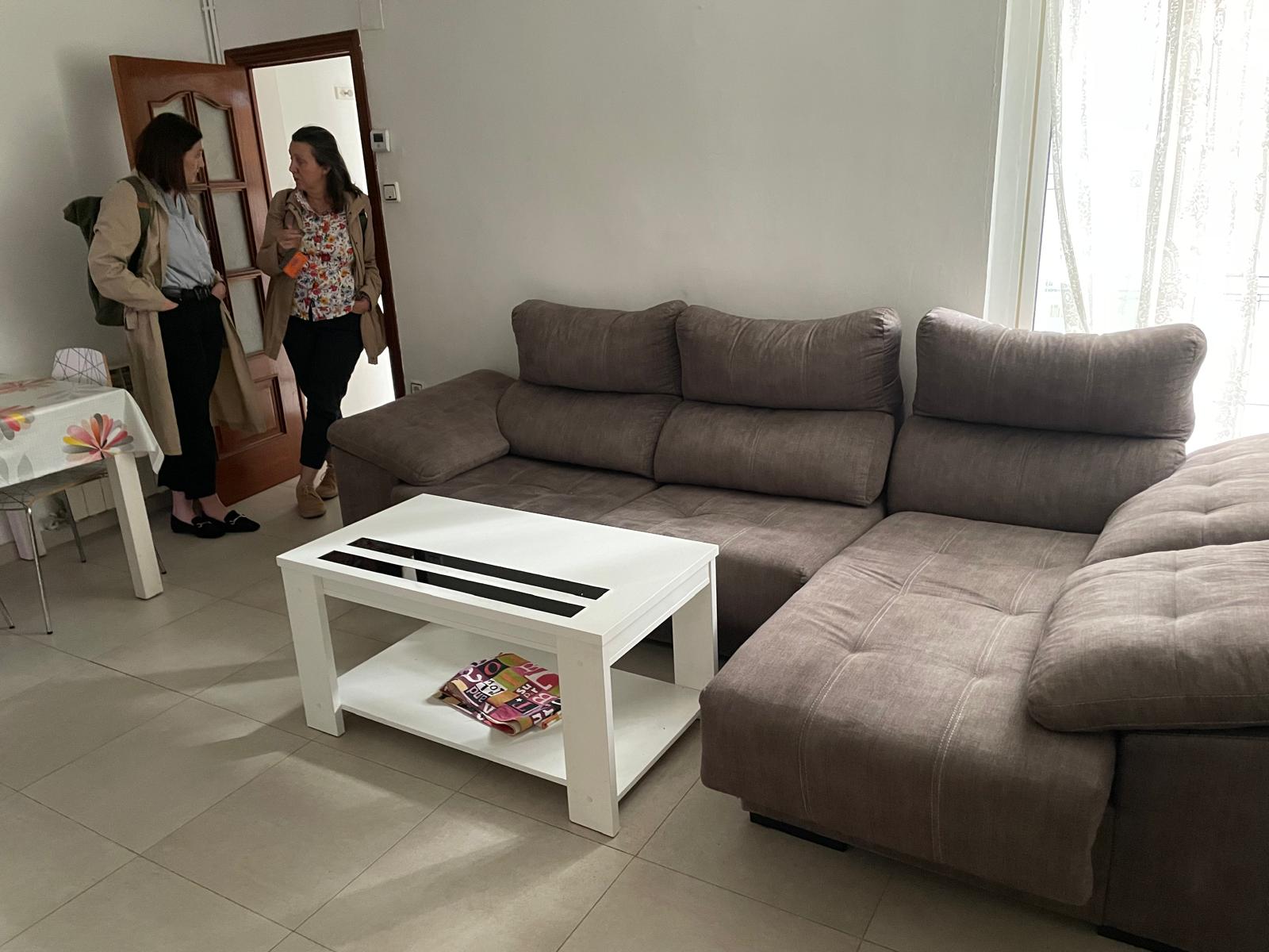 Empleadas de TuTechô examinan el estado de un piso tras la remodelación para su alquiler a una ONG.