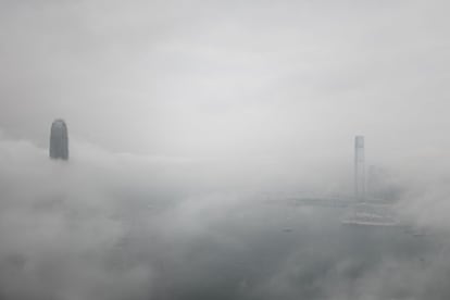 Una densa niebla envuelve las torres IFC (i) y ICC (d) en Hong Kong (China).