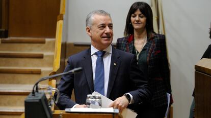 El lehendakari Urkullu y la vicelehendakari socialista Idoia Mendia en un pleno del Parlamento vasco.