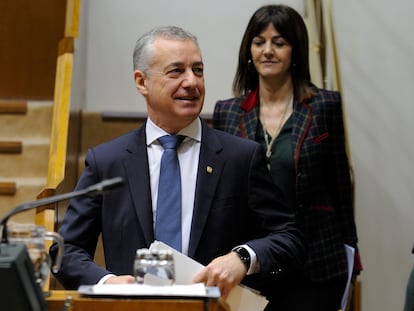 El lehendakari Urkullu y la vicelehendakari socialista Idoia Mendia en un pleno del Parlamento vasco.