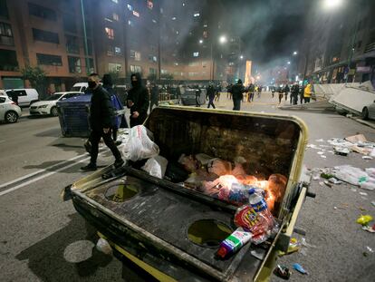 Un contenedor quemado en los disturbios en Burgos el pasado 31 de octubre en protestas contra el confinamiento.