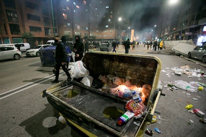 Un contenedor quemado en los disturbios en Burgos el pasado 31 de octubre en protestas contra el confinamiento.