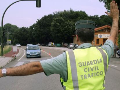 Un guardia civil para a un conductor en un control.