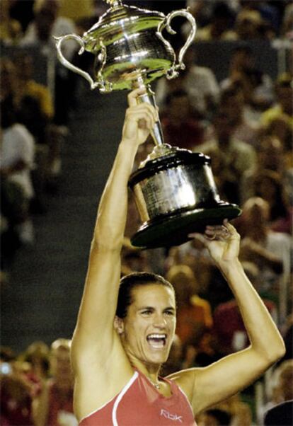 Amelie Mauresmo con la copa de vencedora del Open de Australia