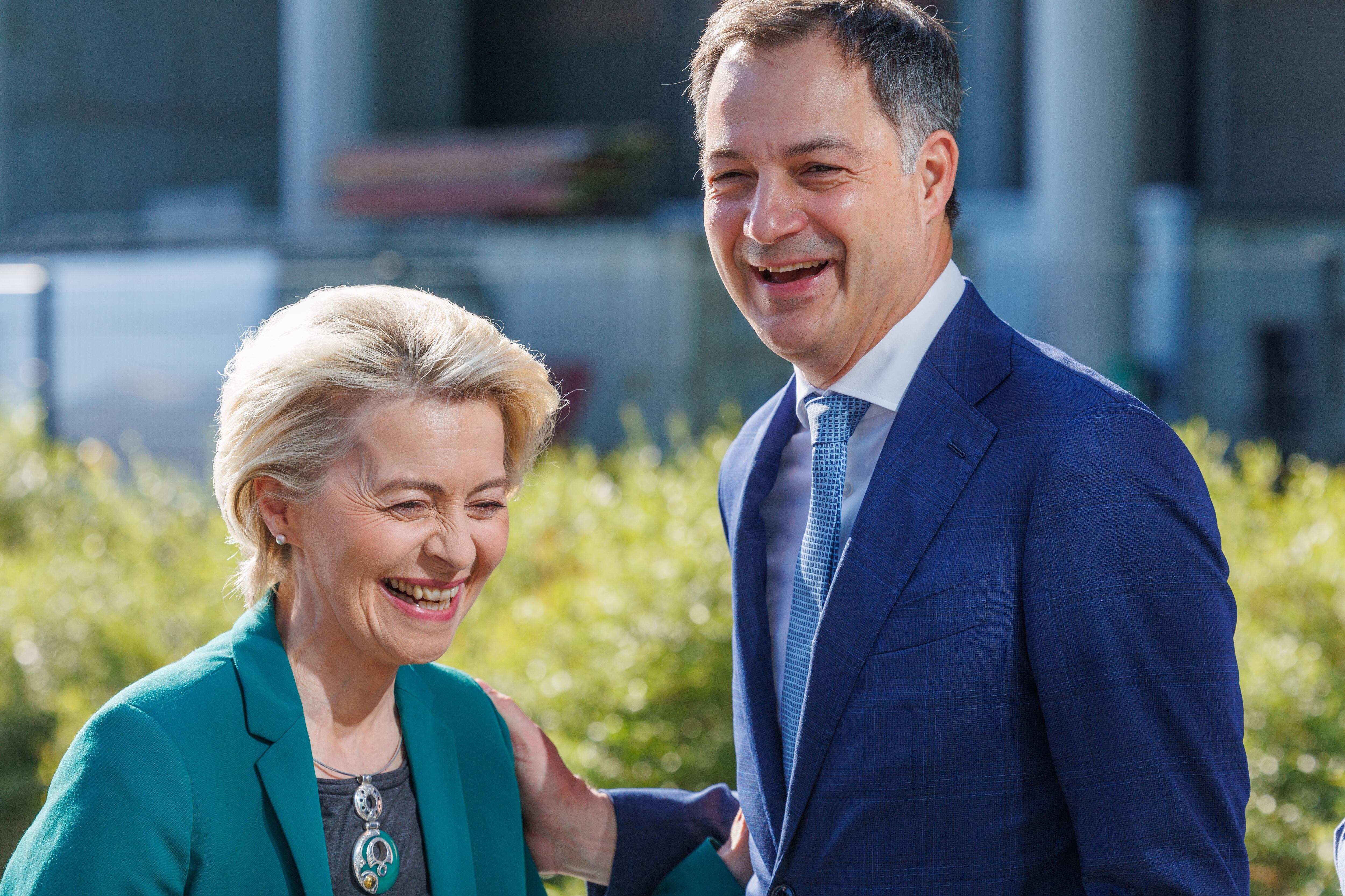 El primer ministro belga, Alexander de Croo, junto a la presidenta de la Comisión Europea, Ursula von der Leyen, en un acto en Leuven (Bélgica), el pasado 7 de julio.