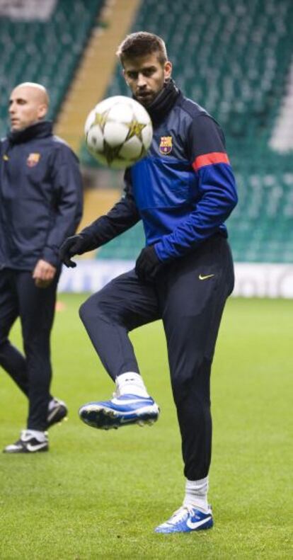 Piqué, en un entrenamiento en Glasgow.