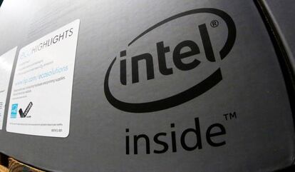 Un logo de Intel en una caja que contiene un ordenador port&aacute;til de HP. 