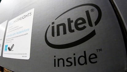 Un logo de Intel en una caja que contiene un ordenador port&aacute;til de HP. 