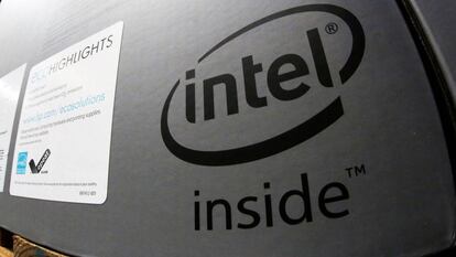 Un logo de Intel en una caja que contiene un ordenador port&aacute;til de HP. 