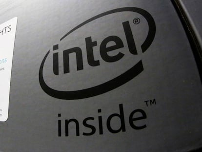 Un logo de Intel en una caja que contiene un ordenador port&aacute;til de HP. 