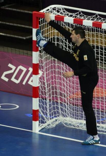 Sterbik estira las piernas antes del partido ante Serbia.