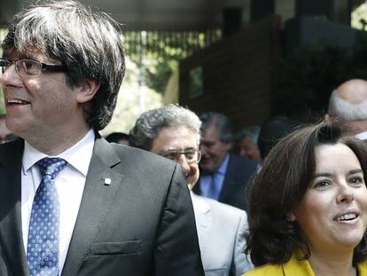 Carles Puigdemont, presidente de la Generalitat, y Soraya Sáenz de Santamaría, vicepresidenta del Gobierno.