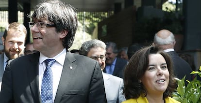Carles Puigdemont, presidente de la Generalitat, y Soraya Sáenz de Santamaría, vicepresidenta del Gobierno.