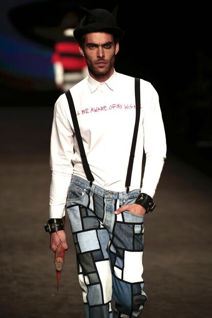 El model Jon Kortajerena desfila per a la marca urbana Brain & Beast, fidel al seu estil en la novena col·lecció del seu 'Decalogue'.