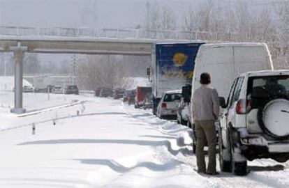 La carretera A-1, que enlaza Burgos e Irún, sufrió ayer por la mañana retenciones y atascos de varias horas.