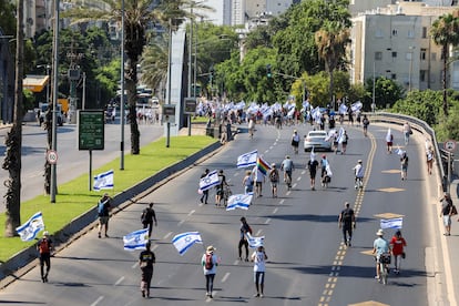 Manifestantes protestan en Tel Aviv, este martes. 