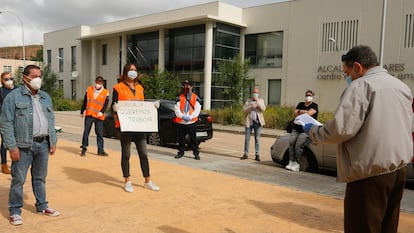 Varios de los trabajadores de la Fundacin N? 1 de Alcal de Henares el pasado 15 de mayo, cuando acudieron a recoger la carta de despido.