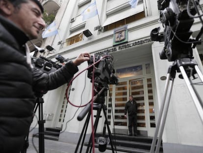 La televisaci&oacute;n vuelve a salvar al f&uacute;tbol argentino.