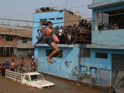 Resgate de uma mulher depois de inundação no Peru