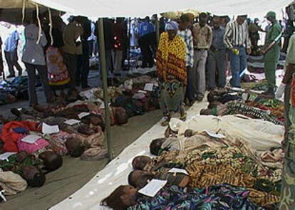 Familiares de las víctimas del accidente ferroviario identifican los cadáveres en el estadio de Dodoma.