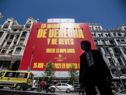 Lona instalada por los organizadores de la Copa Davis en la Gran Vía de Madrid.