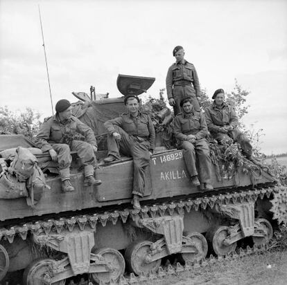 La tripulación del tanque Sherman 'Akilla' del Sherwood Rangers, que destruyó 5 panzers, entre ellos un Tiger y un Panther el 26 de junio de 1944 en Rauray.