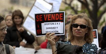 Imagen de una protesta en Alicante contra los recortes en sanidad y educación.