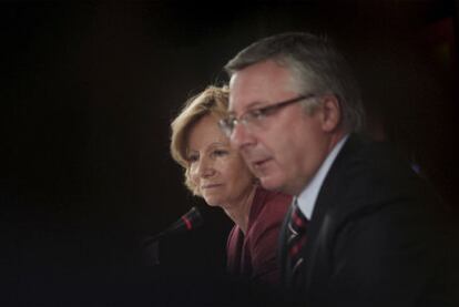 La vicepresidenta y ministra de Economía, Elena Salgado, junto al ministro de Fomento, José Blanco, durante la comparecencia conjunta, ayer en Madrid.