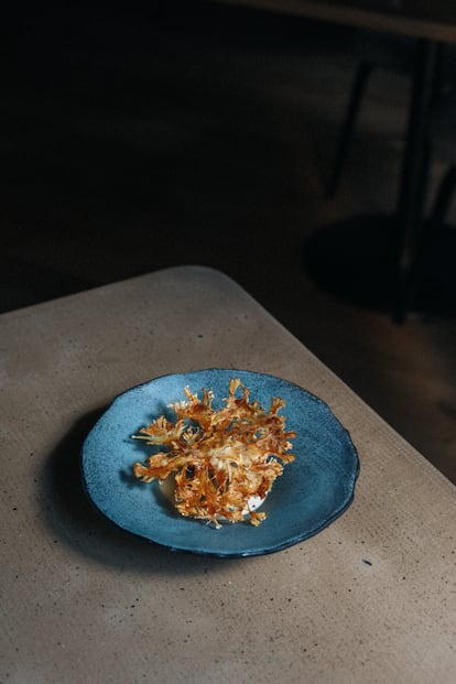 Coliflor y su crujiente con bechamel ahumada y caviar, una de las propuestas del restaurante Amicitia.