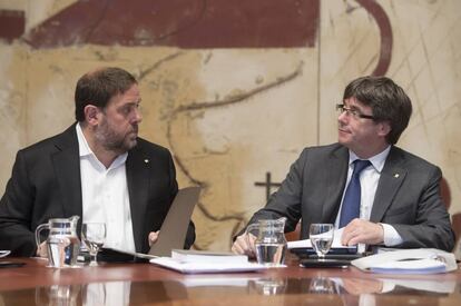 Reunión del gobierno de la Generalitat de Catalunya. Carles Puigdemont y Oriol Junqueras.