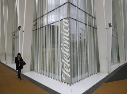 Empleada de Telefónica en la sede de la operadora en Barcelona.