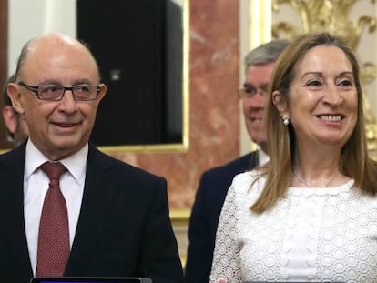 El ministro de Hacienda, Crist&oacute;bal Montoro, ha entregado hoy a la presidenta del Congreso, Ana Pastor, el proyecto de Presupuestos Generales del Estado para 2017