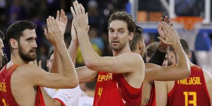 Pau Gasol y Joan Sastre aplauden tras la victoria frente a Hungr&iacute;a.